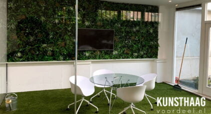 Kunstplantenwand-op-kantoor-kunsthaagvoordeel