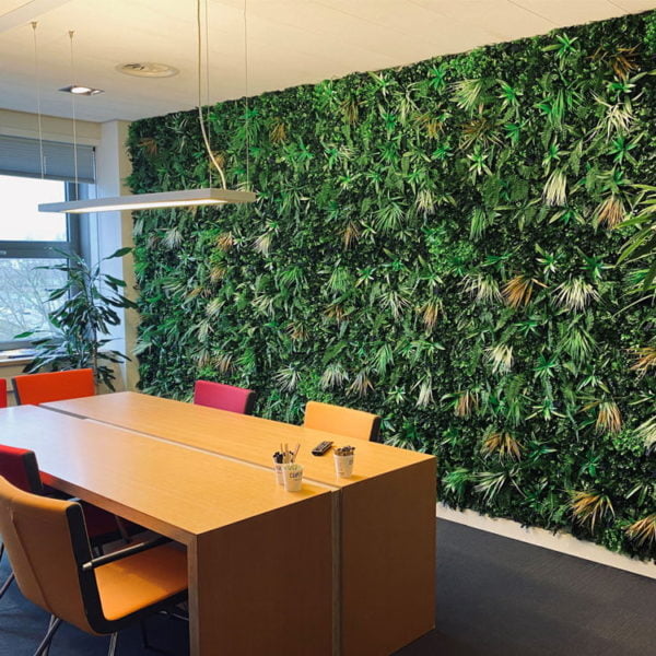 Dempen kantoorgeluiden. Kunsthaag vegetatie Jungle wit varen op kantoor