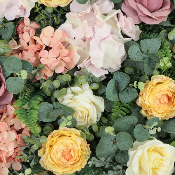 Roze rozen eucalyptus hortensia bloemenwand detail